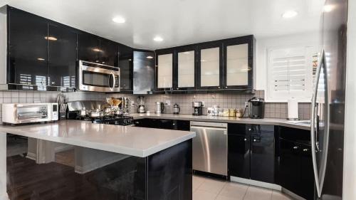 Downtown Los Angeles House | 3BR Townhouse with Ensuites Near Dodger Stadium