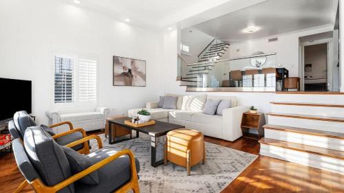 Downtown Los Angeles House | 3BR Townhouse with Ensuites Near Dodger Stadium