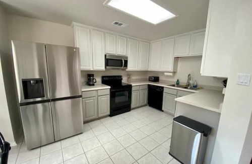Medical Center District House | 3BR Townhouse with pool in Medical Center