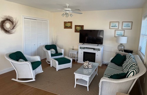 Kenberma House | 3BR UPPER DUPLEX - SUNNY AND SPOTLESS!