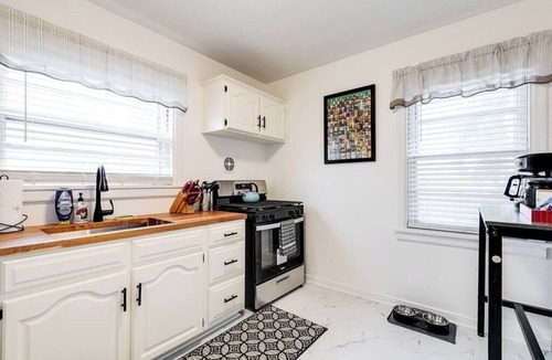 Richmond House | 3BR w/Fenced Yard + Fire Pit | Sleeps 8