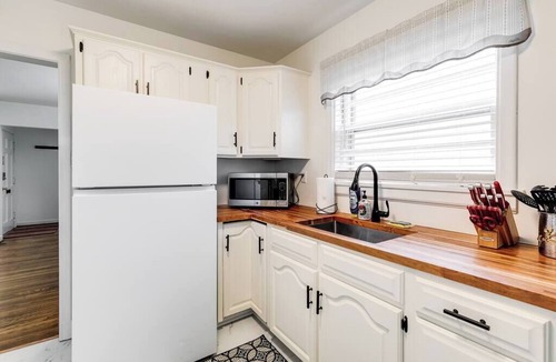 Richmond House | 3BR w/Fenced Yard + Fire Pit | Sleeps 8