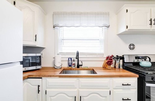 Richmond House | 3BR w/Fenced Yard + Fire Pit | Sleeps 8