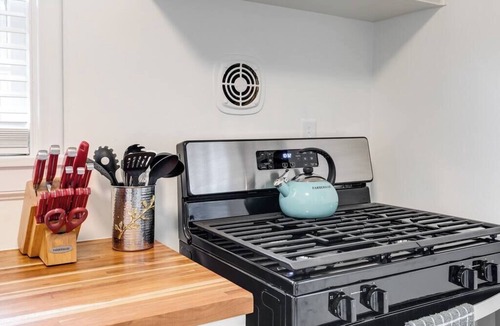 Richmond House | 3BR w/Fenced Yard + Fire Pit | Sleeps 8