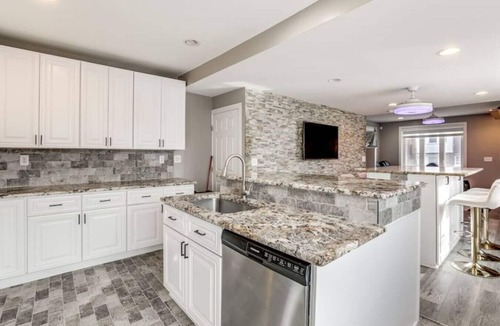 Delair House | 3BR w/Hot Tub + 2 King Beds