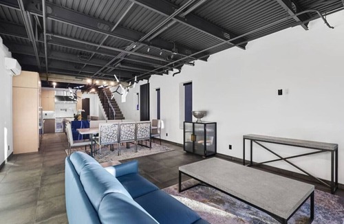 Eastside House | 3BR w/King Bed + 3.5 Baths Near Beach