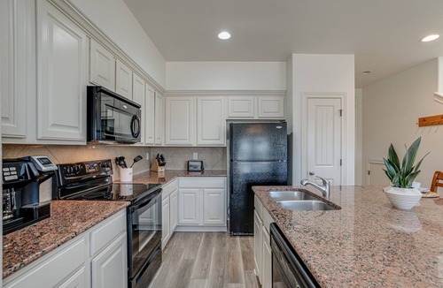 New Braunfels Condo | 3BR w/Pool | On Golf Course | Near Tubing