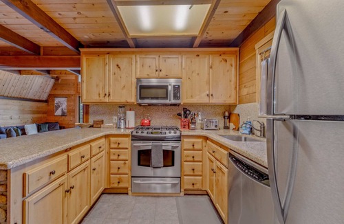 Talmont House | 3BR w/Sauna & Lake Views, 2 miles to Beach