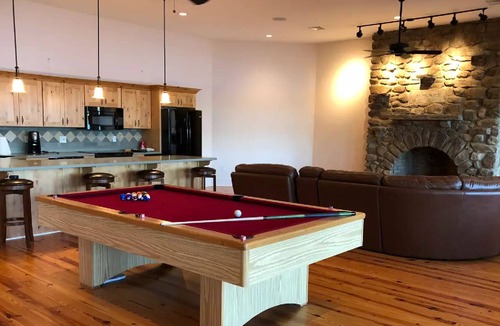 Salem House | 3BR Waterfront Adirondack styled Guest suite