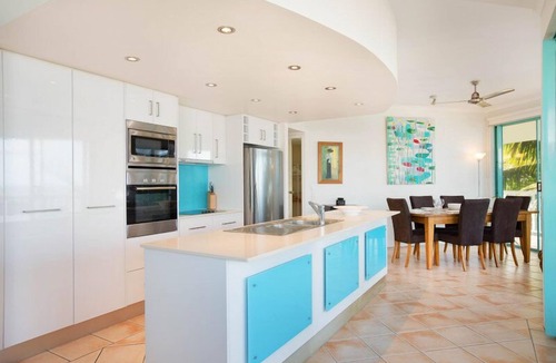 Trinity Beach Apartment | 3BR Waterfront "The Beach Shack" - WIFI