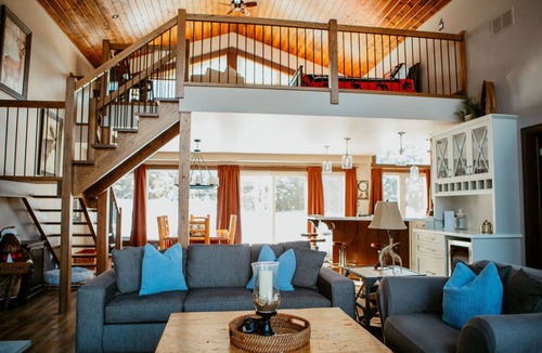 Dunchurch Cabin | 3BR Waterside Cottage w/King Beds & Fireplace