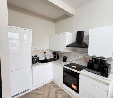 North West Apartment | 3BR West End Flat w Free Parking