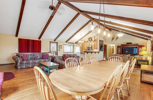 Carriage Hills House | 3BR with Epic Mountain Views and Huge Deck!