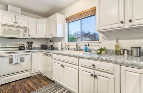 Colorado Springs House | 3BR with Patio and Fire pit near Hiking & Downtown