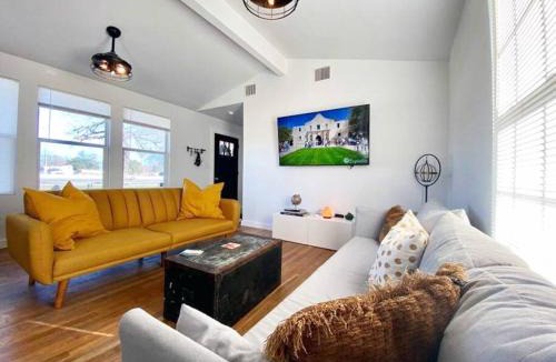 Southside House | 3BR XL BATH 5 min to Downtown Large Gated Parking