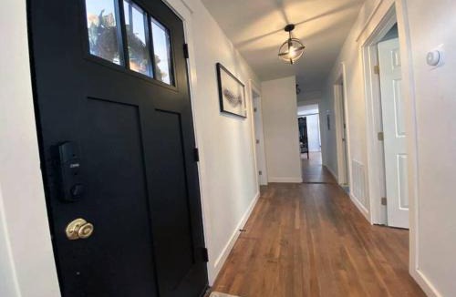 Southside House | 3BR XL BATH 5 min to Downtown Large Gated Parking