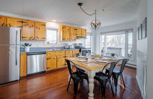 Baie-St-Paul Ski Chalet | 3CH - Fireplace | Spa | Sauna | WiFi | Ping-pong