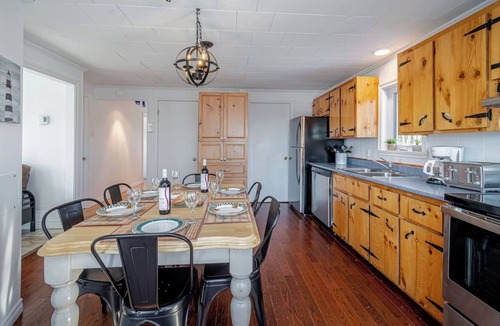 Baie-St-Paul Ski Chalet | 3CH - Fireplace | Spa | Sauna | WiFi | Ping-pong