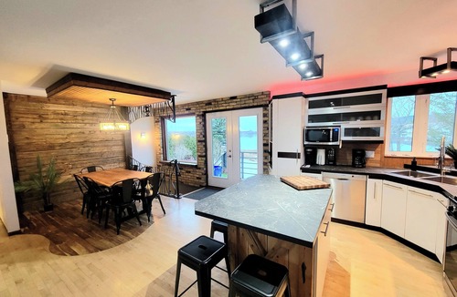 Hebertville Ski Chalet | 3CH - Lakeside + Spa + Fireplace + AC + Billiards + BBQ and more WoW!