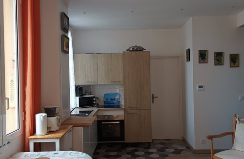 Old Town Apartment | 3min walk BEACHES, PARKING Town Hall, Pedestrian street Quiet 42 m2 CLIM 3p max