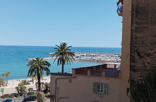Old Town Apartment | 3min walk BEACHES, PARKING Town Hall, Pedestrian street Quiet 42 m2 CLIM 3p max
