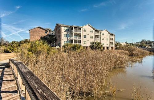 Darien Apartment | 3rd-Floor Riverfront Condo Walk to Downtown Eats!