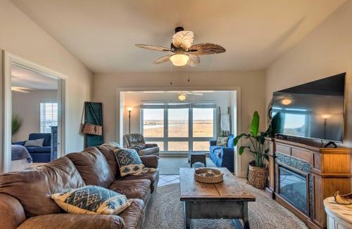 Darien Apartment | 3rd-Floor Riverfront Condo Walk to Downtown Eats!