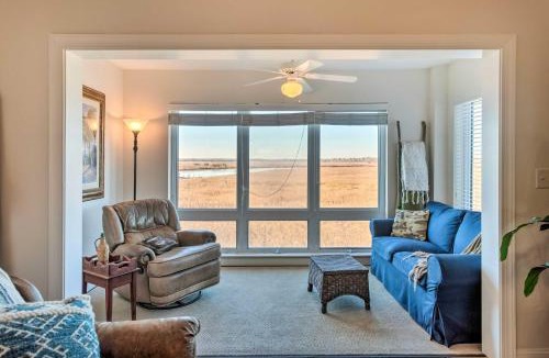 Darien Apartment | 3rd-Floor Riverfront Condo Walk to Downtown Eats!