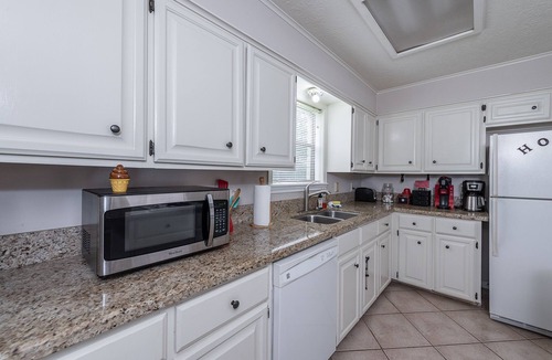 Southwood Valley House | 3rd NIGHT FREE! Sleeps 9 ! HUGE living area & deck.