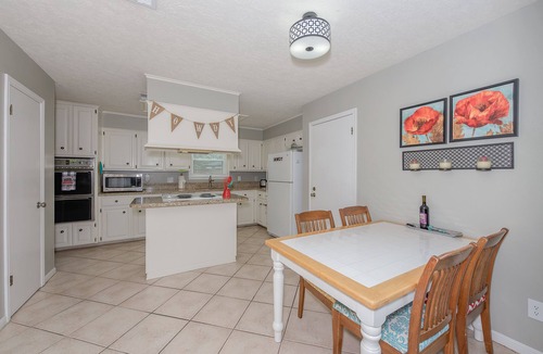 Southwood Valley House | 3rd NIGHT FREE! Sleeps 9 ! HUGE living area & deck.