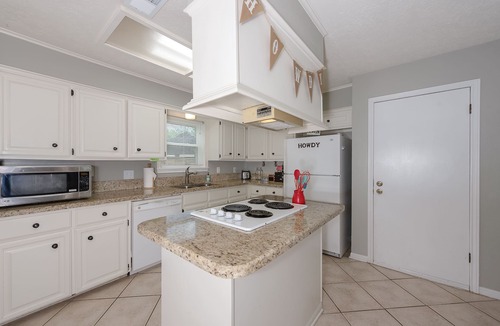 Southwood Valley House | 3rd NIGHT FREE! Sleeps 9 ! HUGE living area & deck.