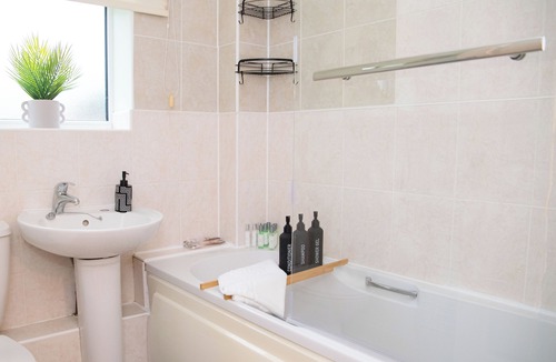 Sawston Apartment | 3x Bed Elegant Home with Parking