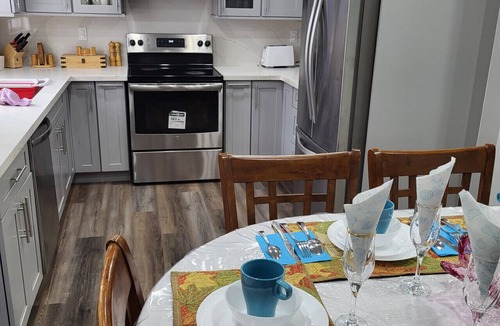 Churchill Meadows House | 4 + 1 bedrooms 4 baths Entire Home in Mississauga