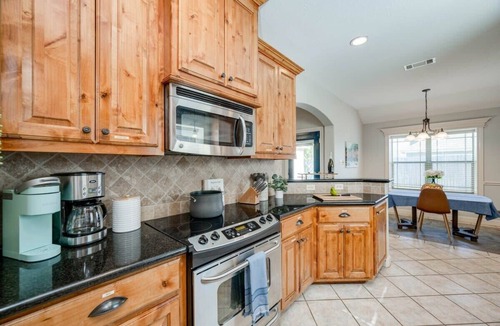 Wellborn House | 4/2 - 7min to A&M, entertainment patio, EV charger