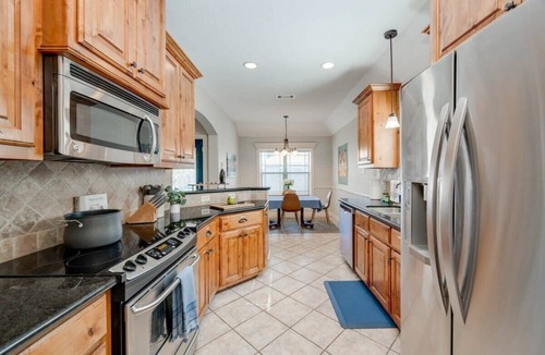 Wellborn House | 4/2 - 7min to A&M, entertainment patio, EV charger