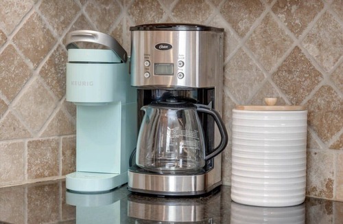 Wellborn House | 4/2 - 7min to A&M, entertainment patio, EV charger