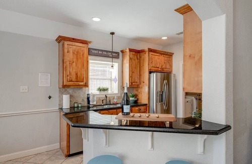 Wellborn House | 4/2 - 7min to A&M, entertainment patio, EV charger