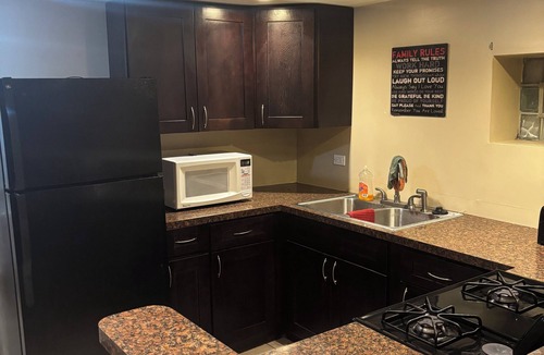 Chatham House | 4/20 Friendly 12PM Check Out 1 Bedroom Basement