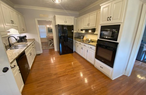 Martinez House | 4.3 Miles/10 mins to Augusta National/Masters. Large quiet lot. Near West Lake.
