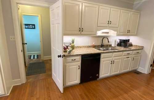 Martinez House | 4.3 Miles/10 mins to Augusta National/Masters. Large quiet lot. Near West Lake.