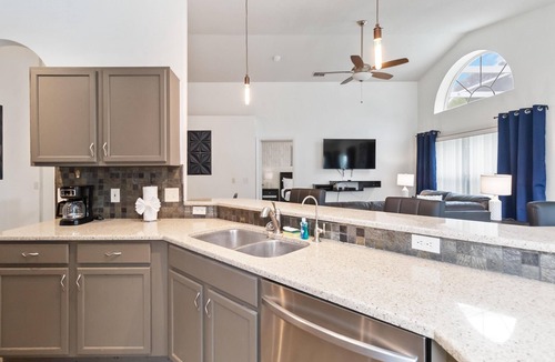 Bridgewater Crossing House | 4/3 Private Pool house near all famous attractions!
