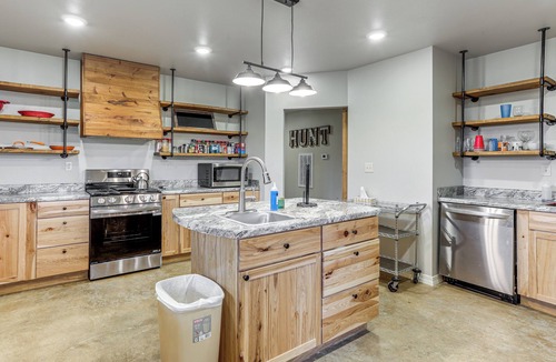 Caulfield Cabin | 4,800-Sq-Ft Cabin w/Creek Access in Caulfield