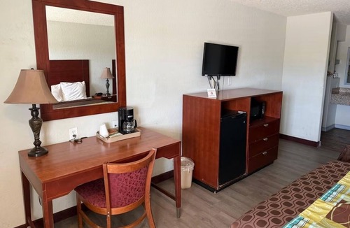 Pearsall Hotel | 4 Accommocationds near Great Pearsall Base | Outdoor Pool and Free Parking