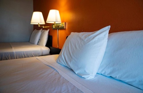 Hermiston Hotel | 4 Affordable Rooms Ideal for Exploring Shops & Dining w/Free Parking