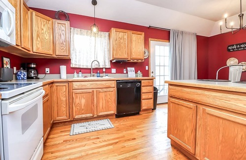 Lincoln House | 4 bd 2.5b 8 guests | Game Room | Large Backyard