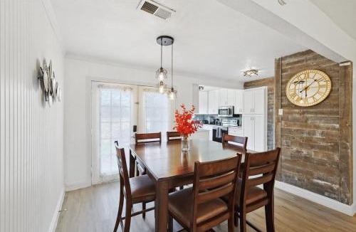 Weatherford House | 4-BD 2-BA Home Retreat Laundry Backyard