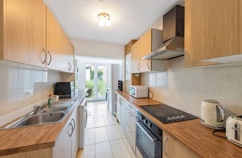 Gillingham House | 4 Bd House - Sleeps 8 with Garden & Parking