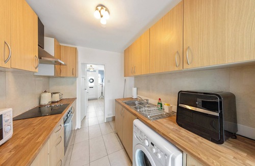 Gillingham House | 4 Bd House - Sleeps 8 with Garden & Parking