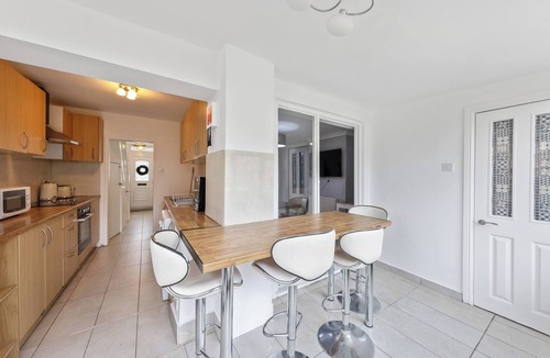 Gillingham House | 4 Bd House - Sleeps 8 with Garden & Parking