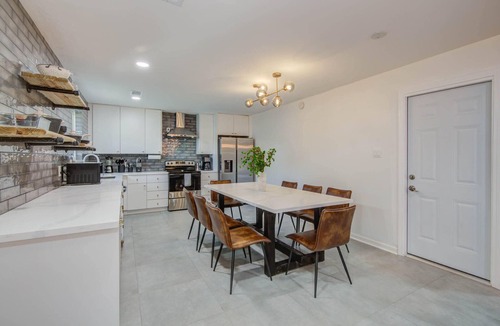 Woodlake - Briar Meadow House | 4-BD Mid-Modern Century with Firepit & Playground